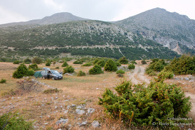 12.07.2011 - Griechenland am Fusse des Mont Tomaros oberhalb von Vargiades (1250m)<br />Unserem Stadtflitzer mussen wir alles abverlangen, um uns in eine günstige Ausgangslage zu bringen!