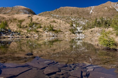 Lago dei Salei auf 1932m ü. M. mit den süd-südost-exponierten Hängen