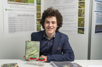 Jakob beim Nationalen Wettbewerb in Luzern (Foto: Micha Riechsteiner, Schweizer Jugend forscht)